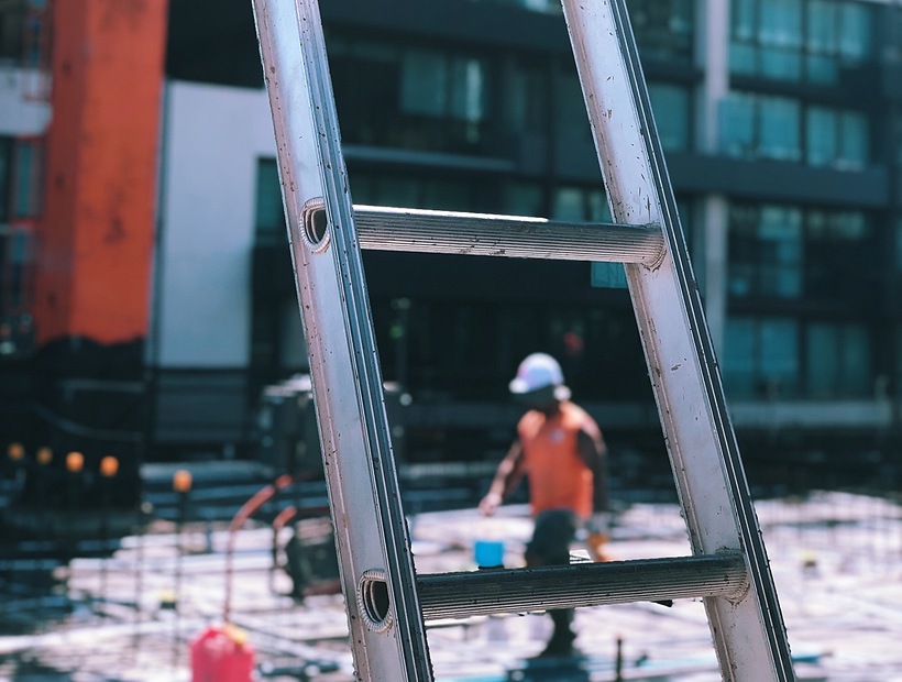 ladder-on-jobsite-820x620